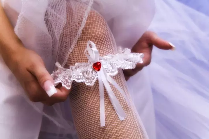Gevangen een kousenband op de bruiloft: wat betekent zo'n teken voor de man en wat te doen met de kousenband van de bruid na de vakantie? 7841_2