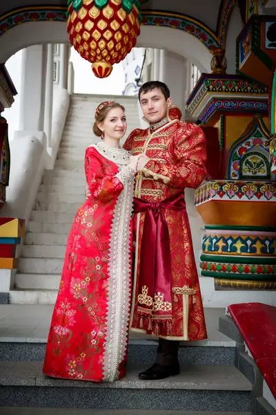 Bröllop i rysk stil (73 bilder): Registrering av fester i ryska folk och gamla slaviska stilar, håller ett stiliserat bröllop på sommaren och vintern 7844_10