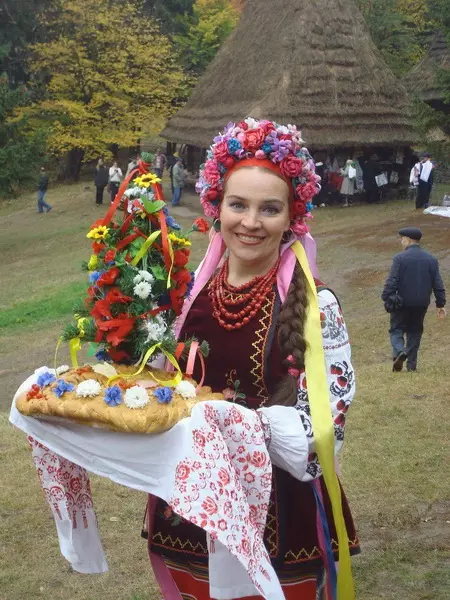 Bröllop i rysk stil (73 bilder): Registrering av fester i ryska folk och gamla slaviska stilar, håller ett stiliserat bröllop på sommaren och vintern 7844_12