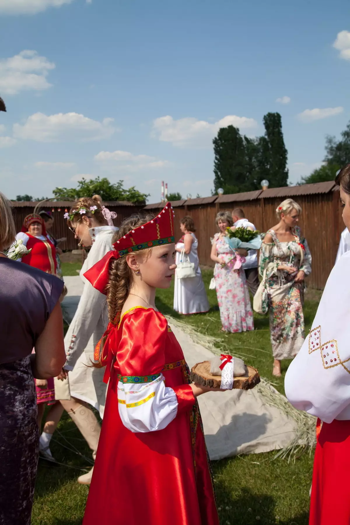 Wedding in style style (73 foto): Registrasi perayaan ing rakyat Rusia lan gaya slavonic lawas, nahan kawinan sing stylized ing musim panas lan mangsa 7844_15