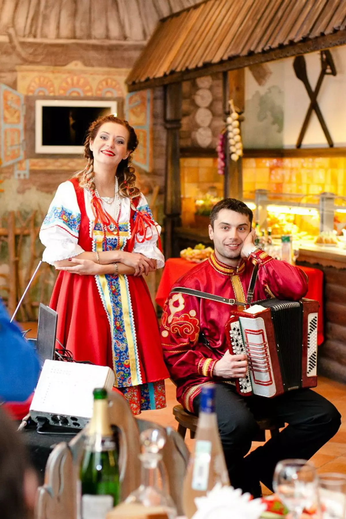 Mariage en russe Style (73 photos): Enregistrement des célébrations dans les styles russes et anciens slaves, tenant un mariage stylisé en été et en hiver 7844_17