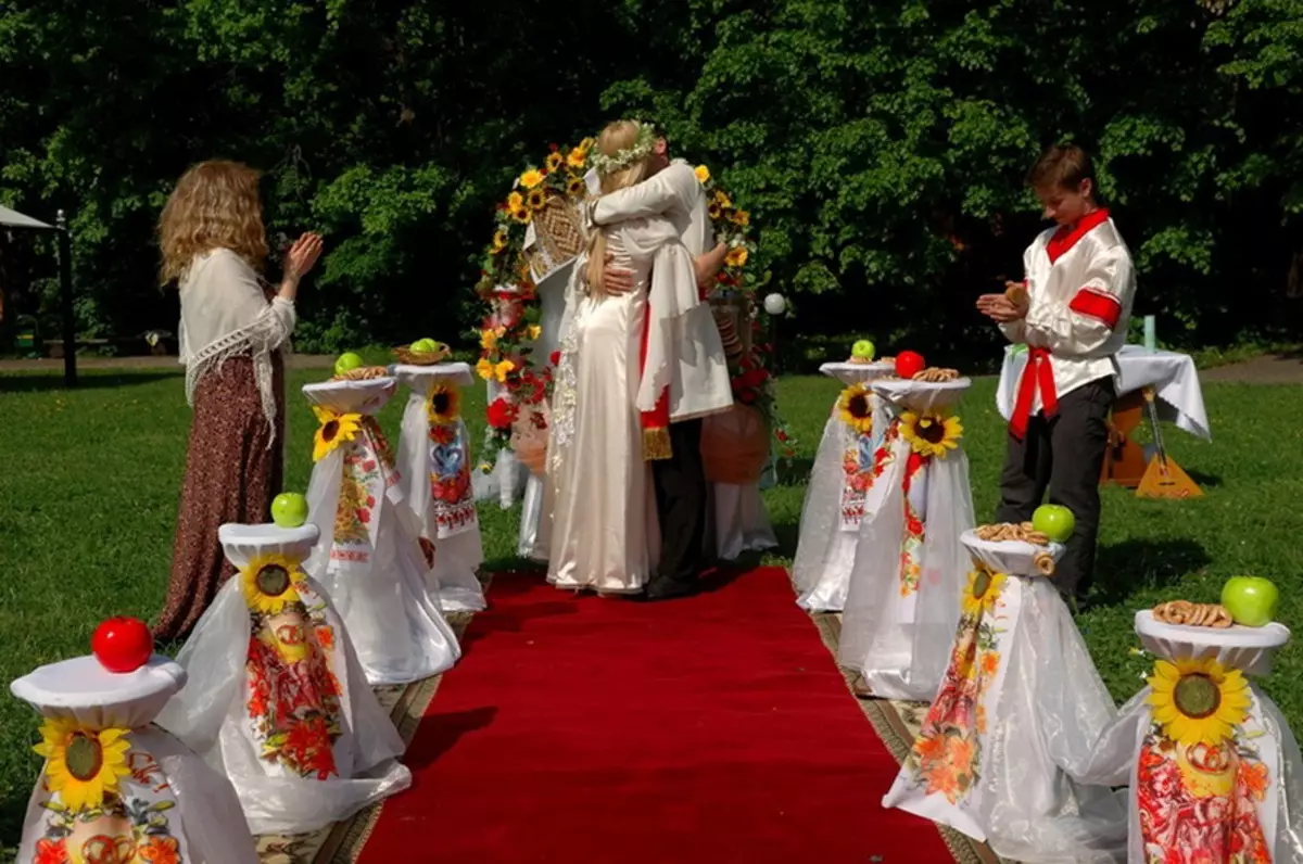 Wedding in style style (73 foto): Registrasi perayaan ing rakyat Rusia lan gaya slavonic lawas, nahan kawinan sing stylized ing musim panas lan mangsa 7844_23