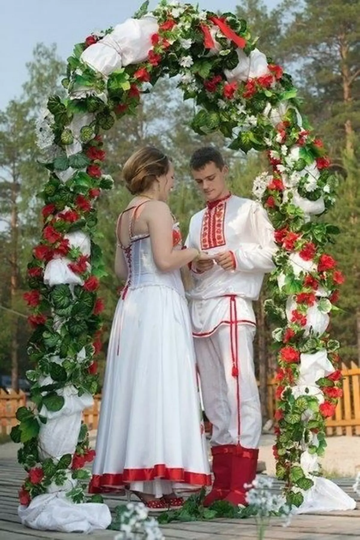 Wedding in style style (73 foto): Registrasi perayaan ing rakyat Rusia lan gaya slavonic lawas, nahan kawinan sing stylized ing musim panas lan mangsa 7844_29
