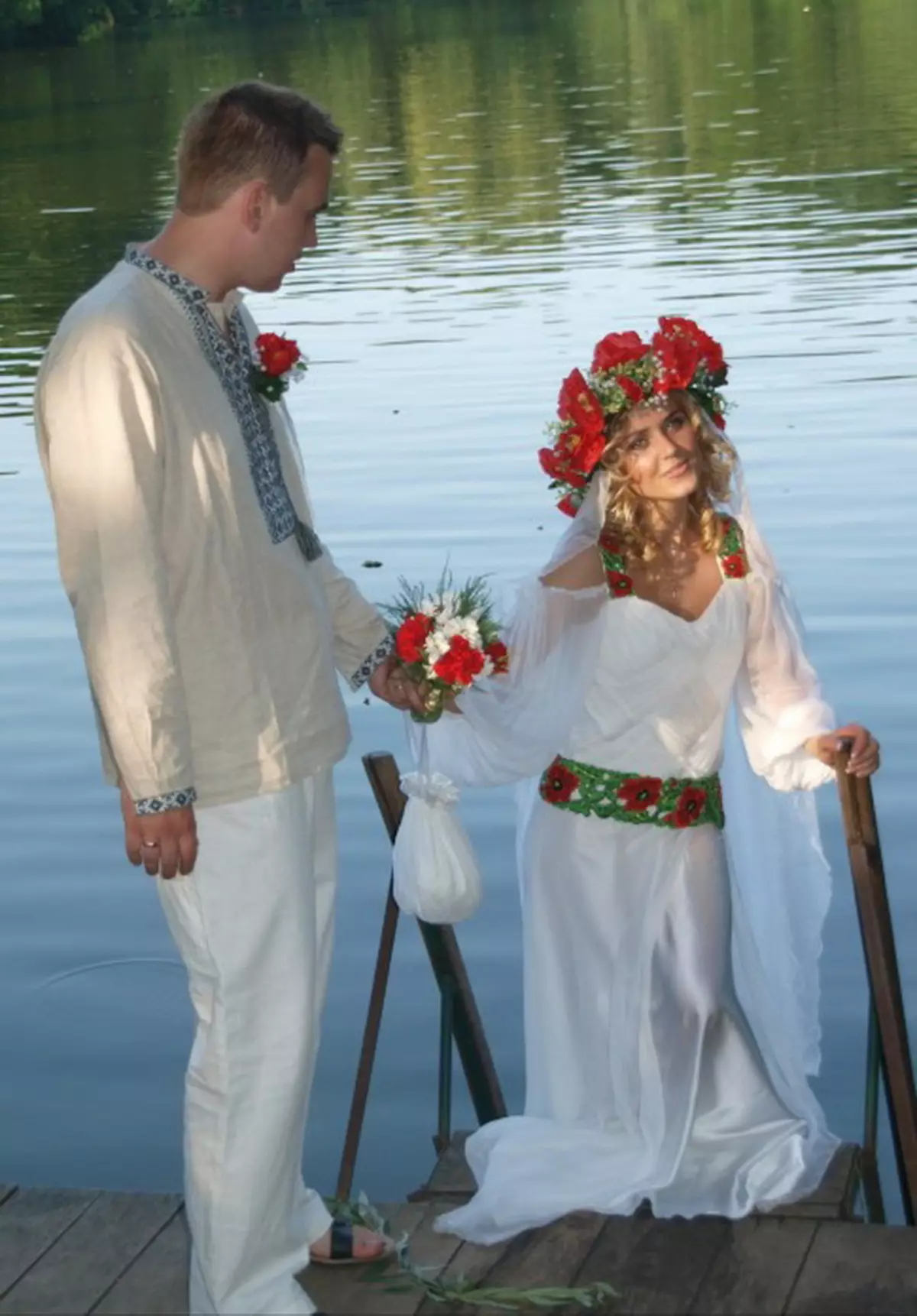 Wedding in style style (73 foto): Registrasi perayaan ing rakyat Rusia lan gaya slavonic lawas, nahan kawinan sing stylized ing musim panas lan mangsa 7844_30