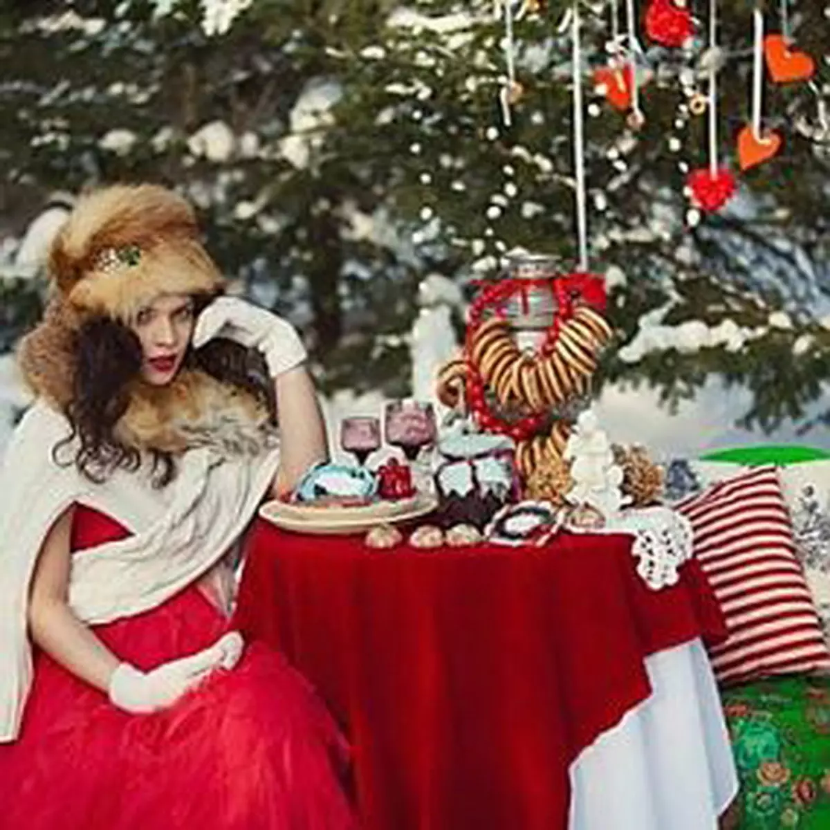 Perkahwinan dalam gaya Rusia (73 gambar): Pendaftaran perayaan di Rusia Rakyat dan gaya Slavonik lama, memegang perkahwinan yang bergaya pada musim panas dan musim sejuk 7844_32