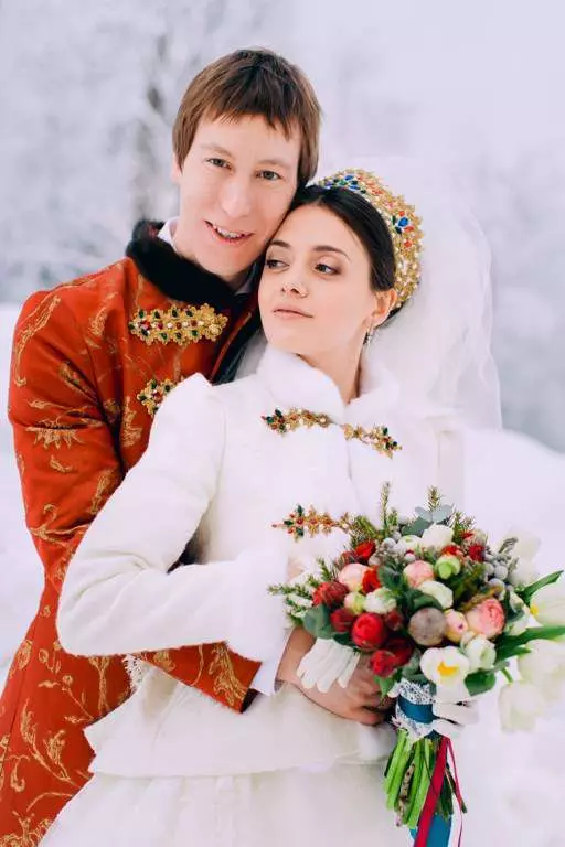 Bröllop i rysk stil (73 bilder): Registrering av fester i ryska folk och gamla slaviska stilar, håller ett stiliserat bröllop på sommaren och vintern 7844_39
