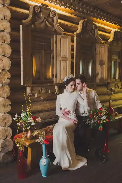Mariage en russe Style (73 photos): Enregistrement des célébrations dans les styles russes et anciens slaves, tenant un mariage stylisé en été et en hiver 7844_4