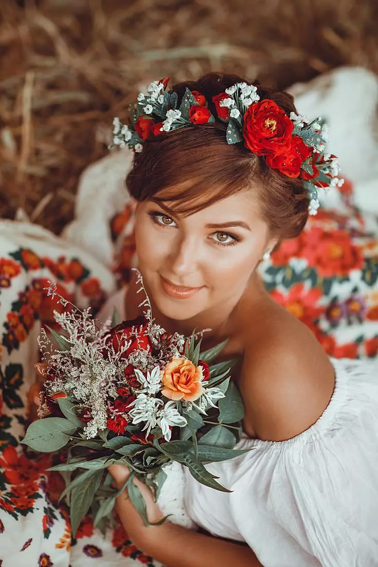 Mariage en russe Style (73 photos): Enregistrement des célébrations dans les styles russes et anciens slaves, tenant un mariage stylisé en été et en hiver 7844_42