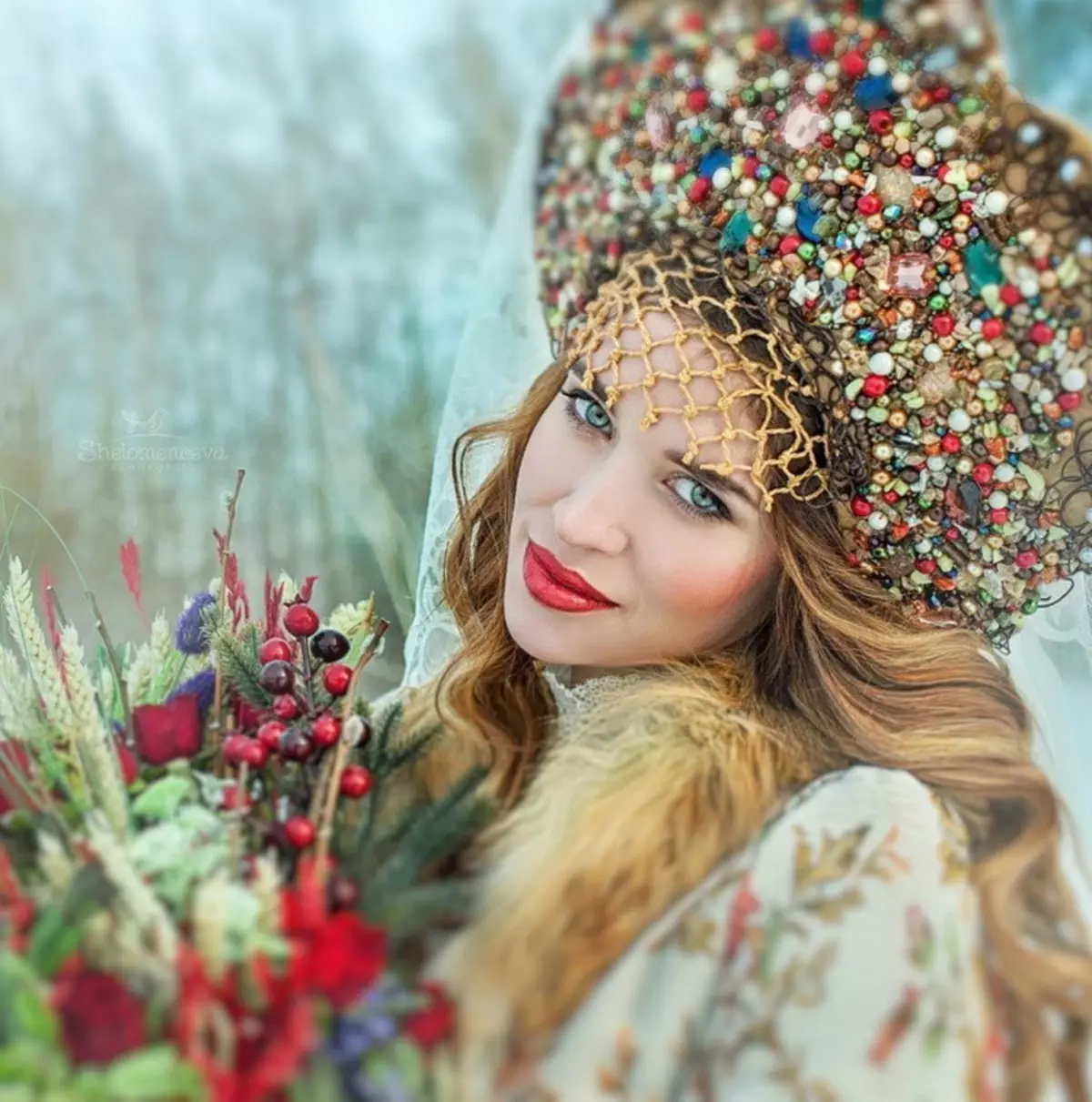 Mariage en russe Style (73 photos): Enregistrement des célébrations dans les styles russes et anciens slaves, tenant un mariage stylisé en été et en hiver 7844_48