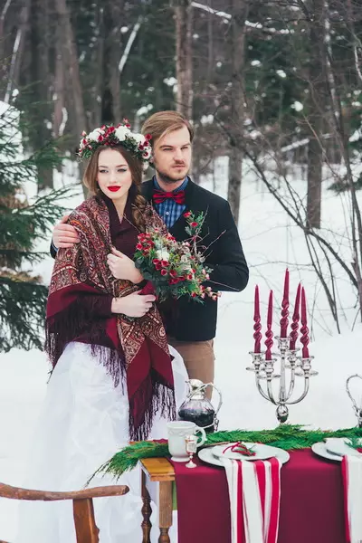 रूसी शैलीमा विवाह (place 73 फोटोहरू): रूसी लोक र पुरानो स्लाभनिक स्टाइलहरू, गर्मी र जाडोमा स्टाइलिज्ड विवाह समारोहहरू समात्दै 7844_5