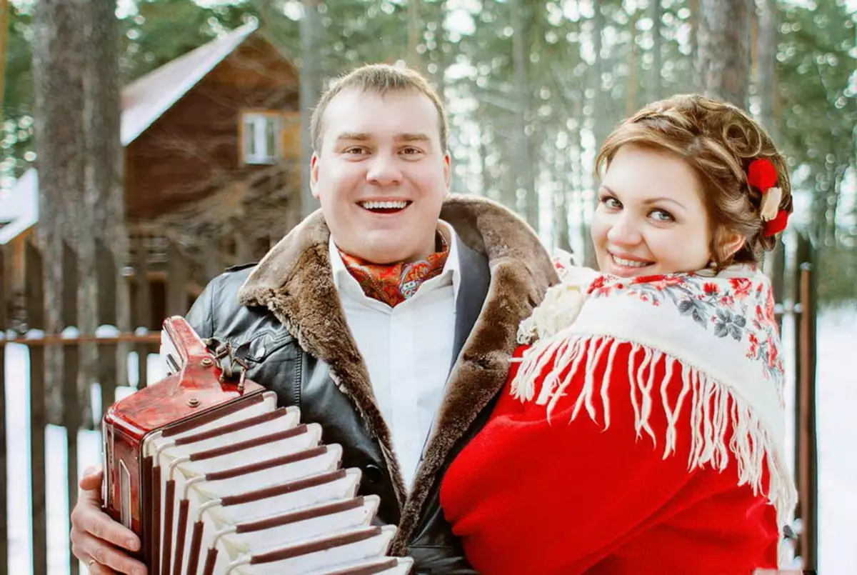 Wedding in style style (73 foto): Registrasi perayaan ing rakyat Rusia lan gaya slavonic lawas, nahan kawinan sing stylized ing musim panas lan mangsa 7844_57