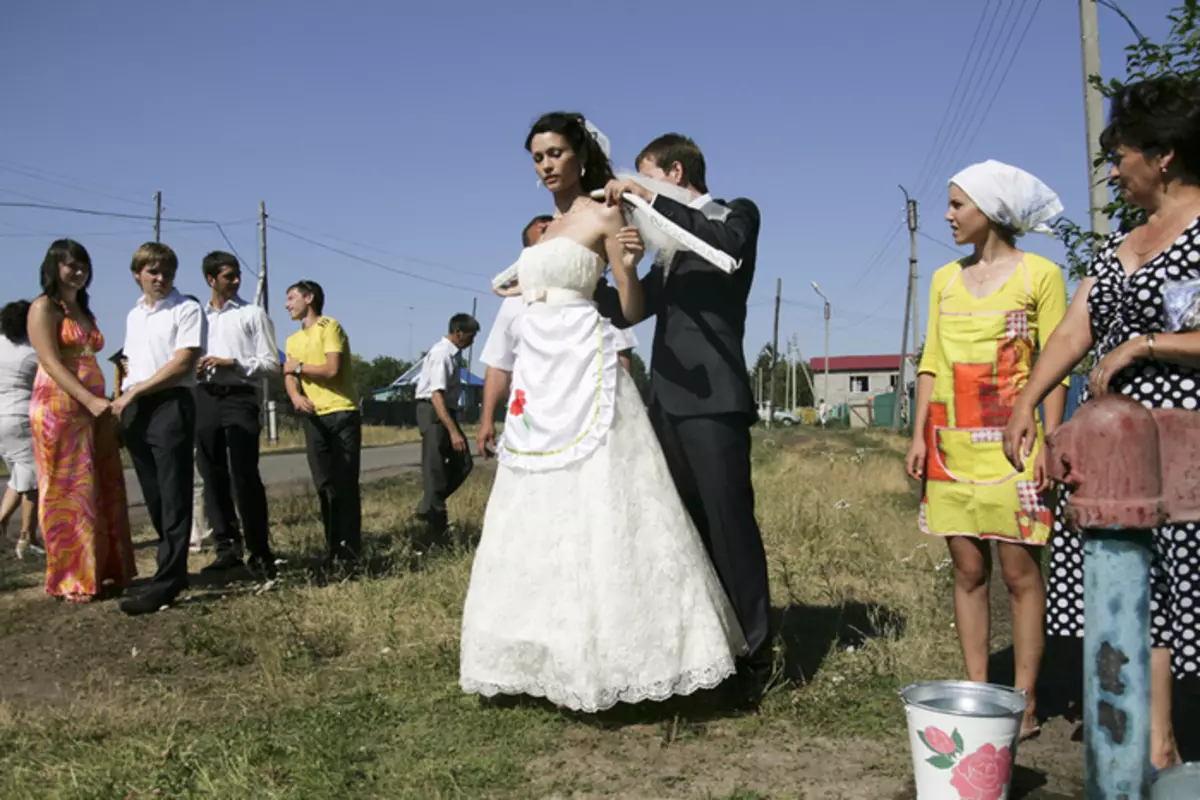Wedding in style style (73 foto): Registrasi perayaan ing rakyat Rusia lan gaya slavonic lawas, nahan kawinan sing stylized ing musim panas lan mangsa 7844_59