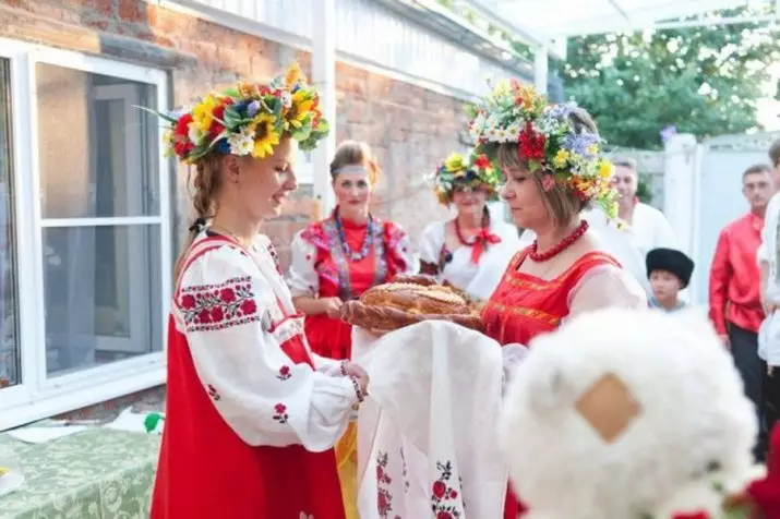 Bröllop i rysk stil (73 bilder): Registrering av fester i ryska folk och gamla slaviska stilar, håller ett stiliserat bröllop på sommaren och vintern 7844_65