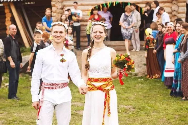 Wedding in style style (73 foto): Registrasi perayaan ing rakyat Rusia lan gaya slavonic lawas, nahan kawinan sing stylized ing musim panas lan mangsa 7844_73
