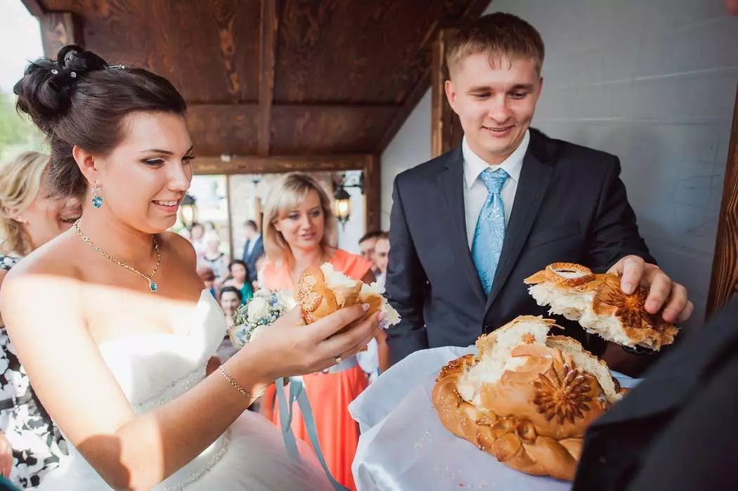 Caparaway pro svatbu (46 fotek): Co dělají tradice s svatební karbátem po svatbě a jak by to mělo být? 7853_25
