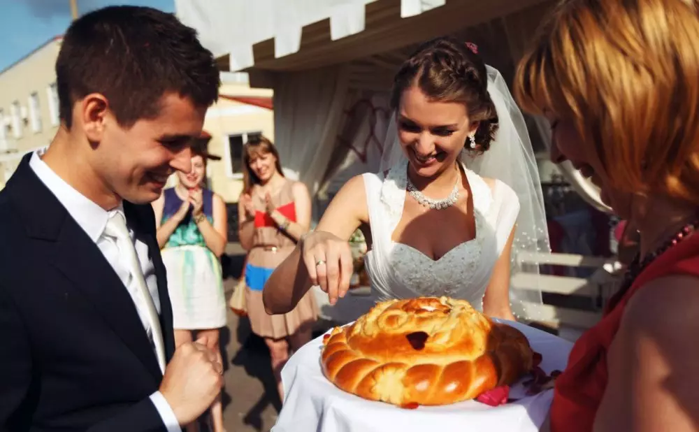 Caparaway สำหรับงานแต่งงาน (46 รูป): ประเพณีทำอะไรกับงานแต่งงาน karable หลังจากงานแต่งงานและมันควรจะเป็นอย่างไร? 7853_29