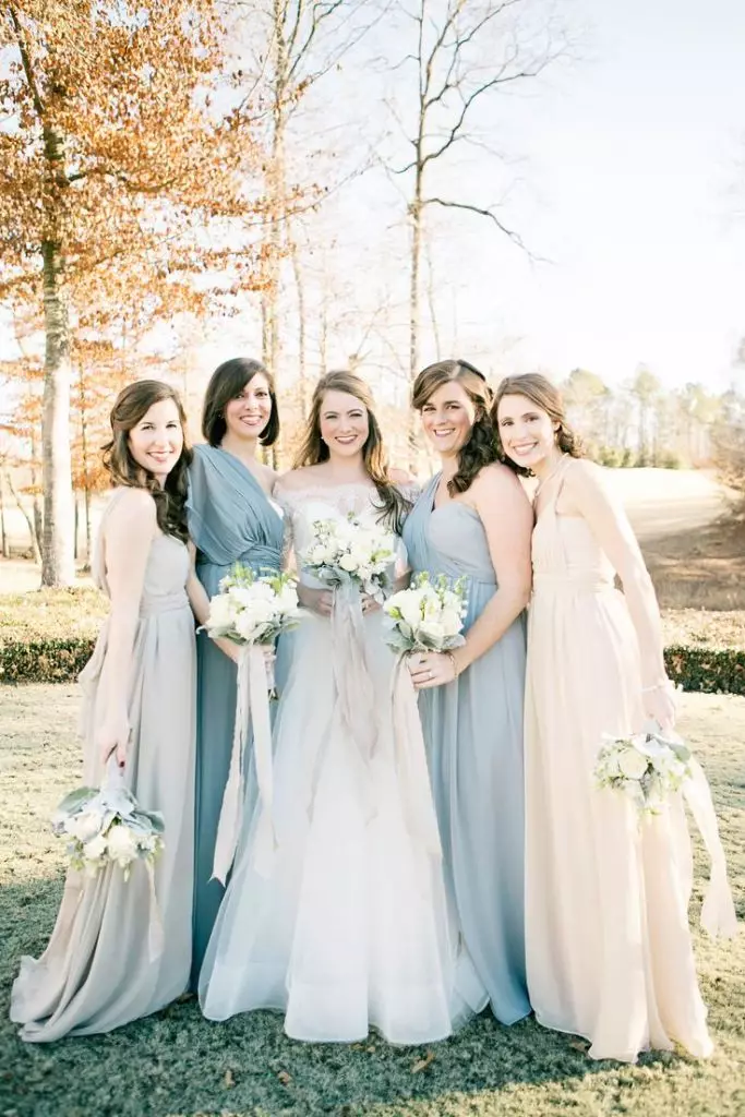 Vjenčanje u plavoj boji (62 fotografije): ideje za dizajn vjenčane pozadine bijele i meke, servo i nebeske, plave i breskve-plave boje 7854_19