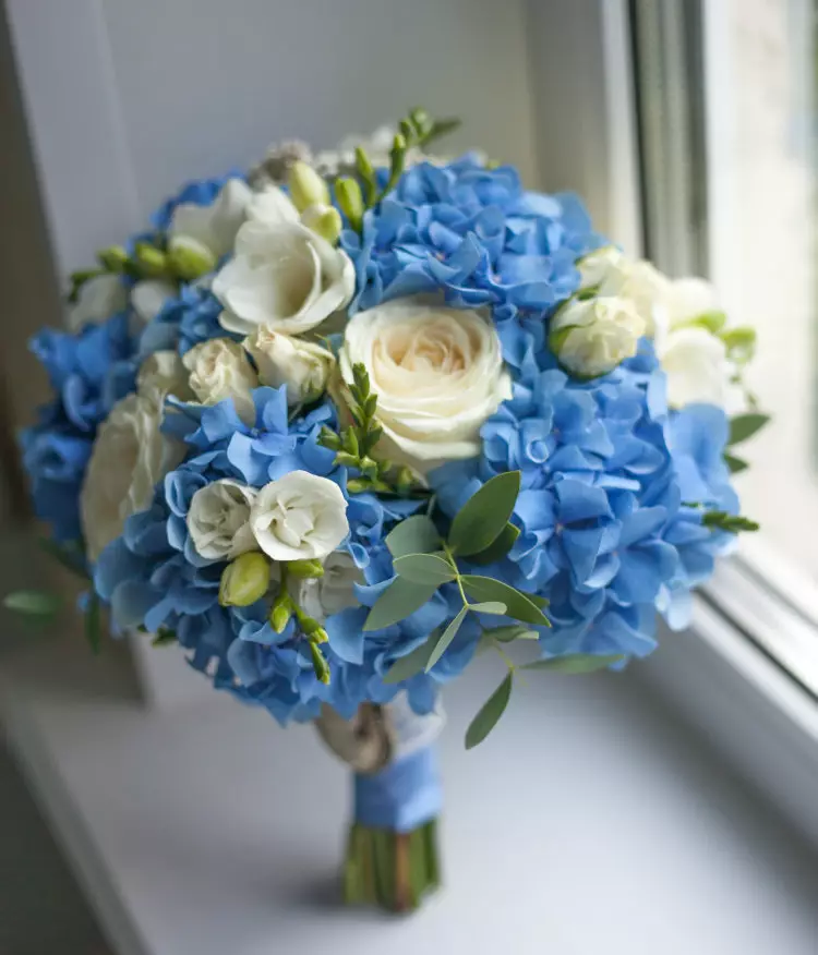 Esküvő kék színben (62 fotók): Ötletek a fehér és puha, szervo és mennyei, kék és barack-kék színek megtervezésre 7854_26