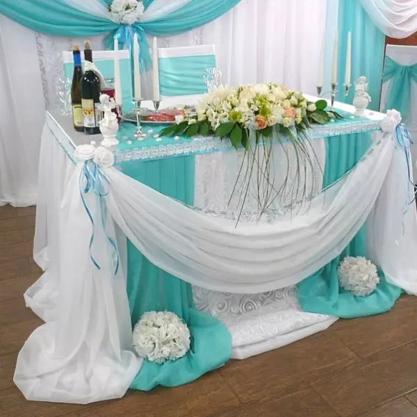 عروسی در رنگ آبی (62 عکس): ایده هایی برای طراحی پس زمینه عروسی سفید و نرم، سروو و آسمانی، آبی و هلو آبی رنگ 7854_27