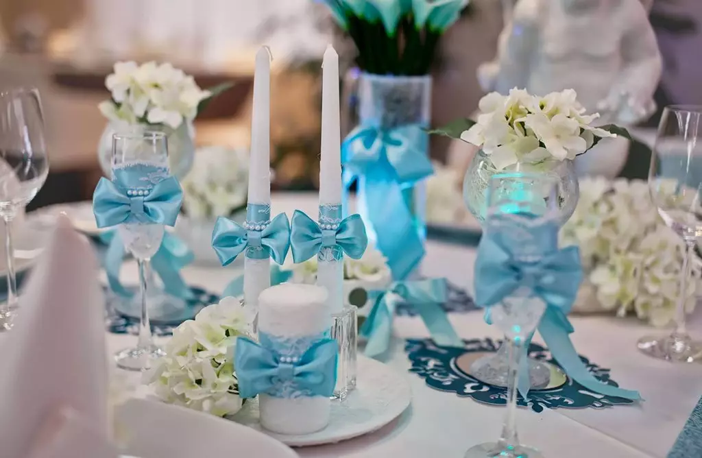 Mavi renkte düğün (62 fotoğraf): beyaz ve yumuşak, servo ve göksel, mavi ve şeftali-mavi renklerin düğün arka plan tasarımı için fikirler 7854_32
