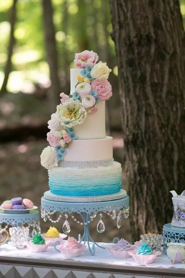 عروسی در رنگ آبی (62 عکس): ایده هایی برای طراحی پس زمینه عروسی سفید و نرم، سروو و آسمانی، آبی و هلو آبی رنگ 7854_6