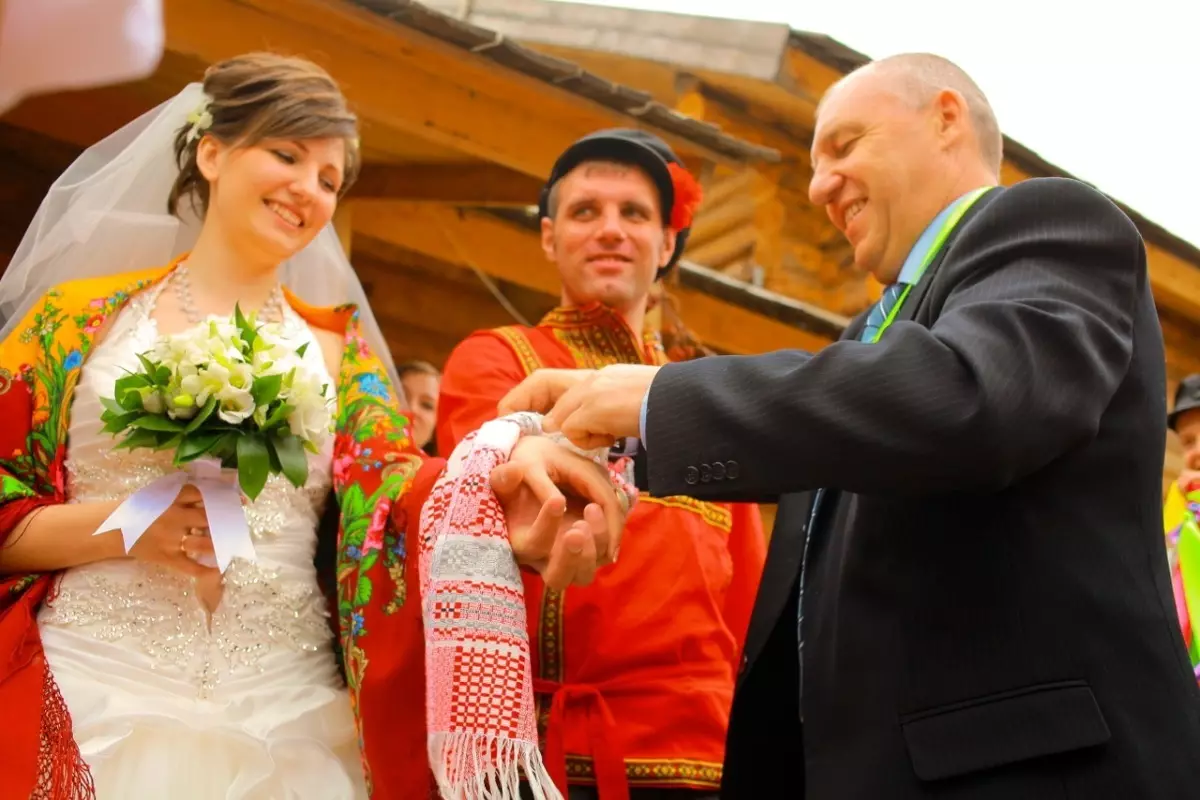 Pushnik untuk menghukum perkahwinan: Pilih tuala untuk perkahwinan Karabav 7858_8