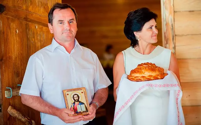 Ai giữ ổ bánh lè trong đám cưới? Ai nên chịu đựng và phục vụ một ổ bánh trẻ? 7862_11