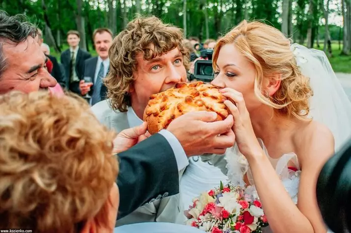Wie houdt brood op de bruiloft? Wie zou een LOAF YOUD moeten dragen en serveren? 7862_12