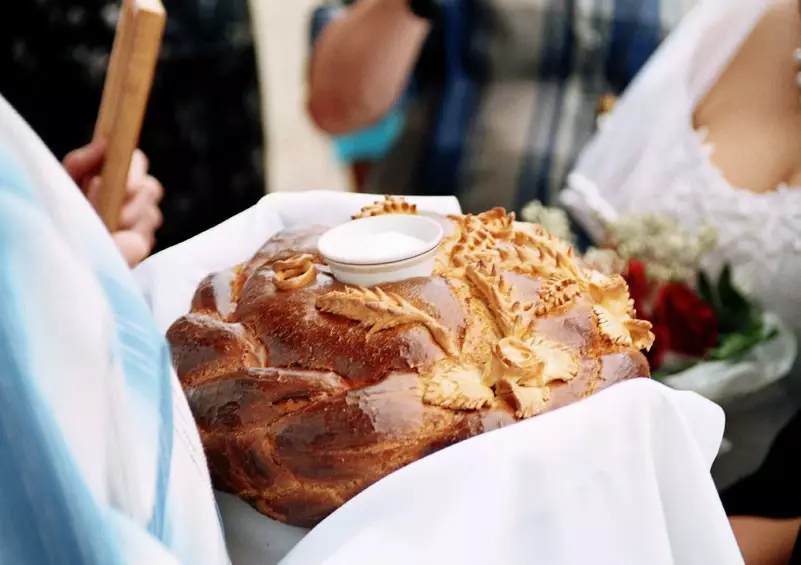 誰在婚禮上留下了大麵包？誰應該忍受並提供一條幼小的大麵包？ 7862_7
