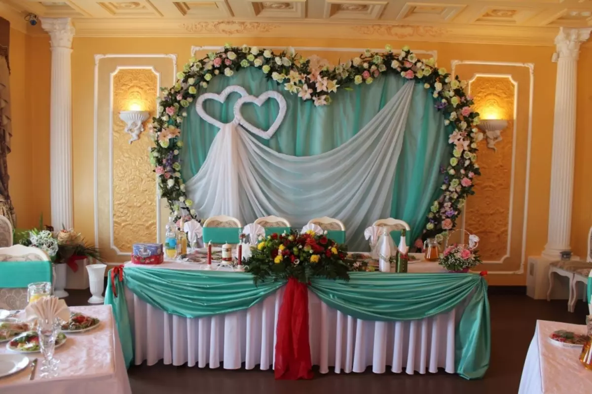 Διακόσμηση της αίθουσας γάμου με λουλούδια (56 φωτογραφίες): Διακόσμηση του δωματίου για ένα γάμο με ζωντανά λουλούδια και χαρτί 7864_12