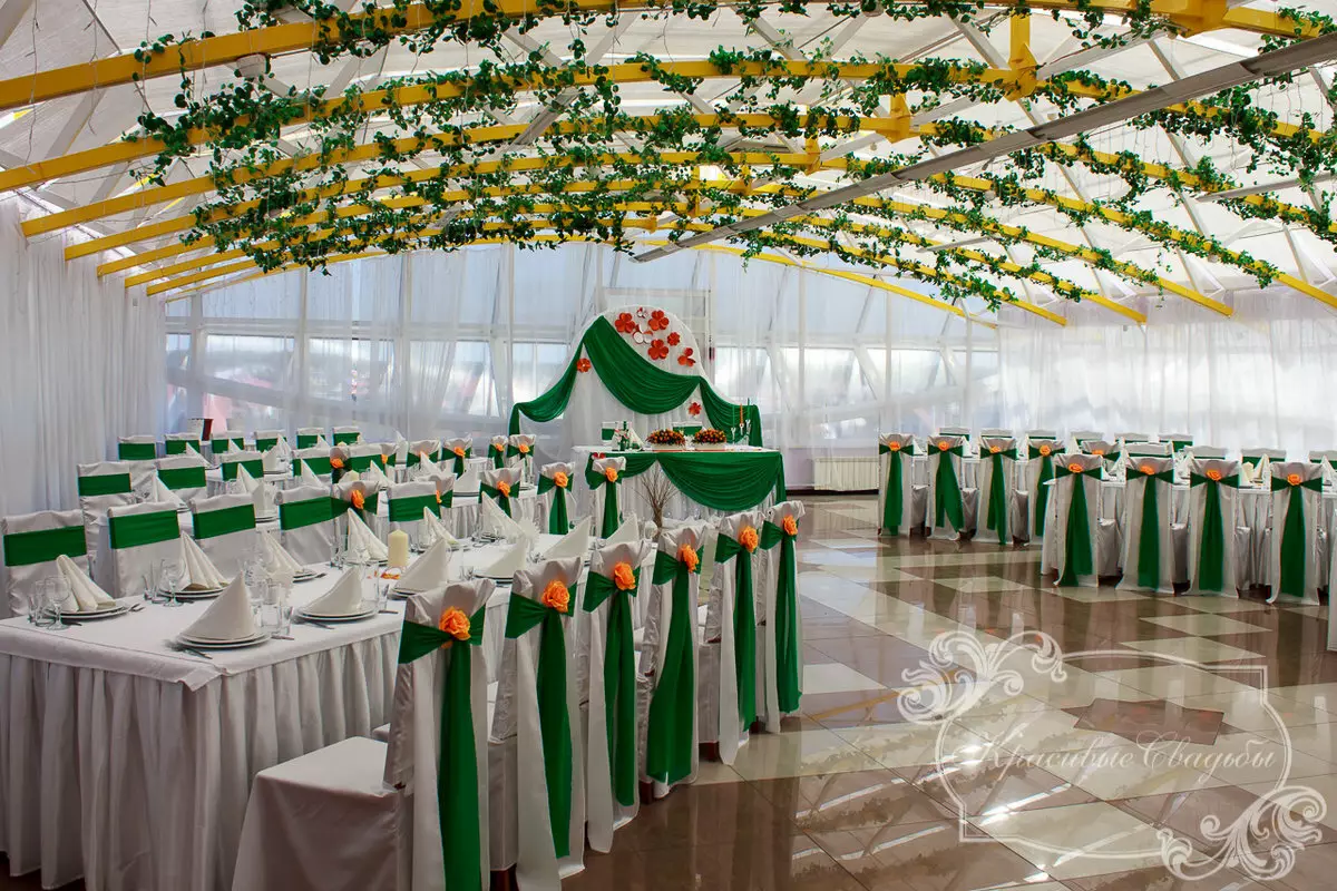 Διακόσμηση της αίθουσας γάμου με λουλούδια (56 φωτογραφίες): Διακόσμηση του δωματίου για ένα γάμο με ζωντανά λουλούδια και χαρτί 7864_13