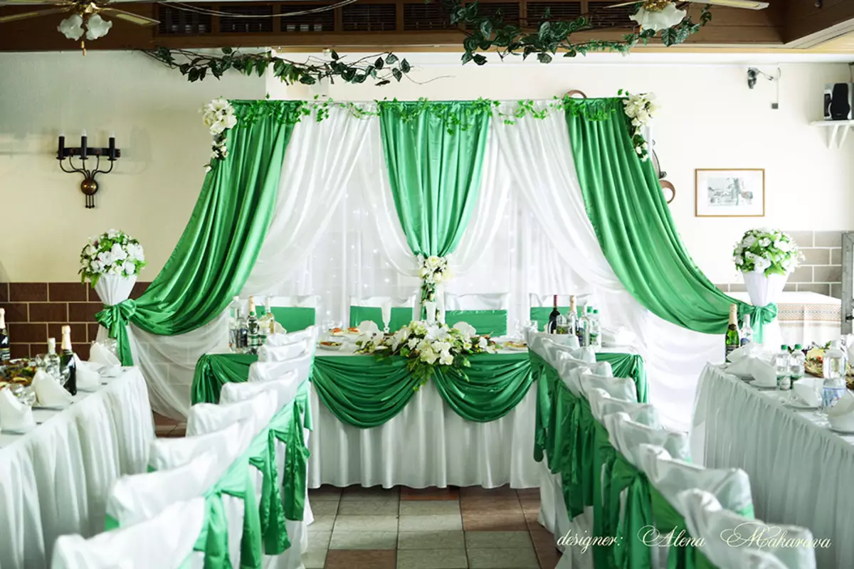 Διακόσμηση της αίθουσας γάμου με λουλούδια (56 φωτογραφίες): Διακόσμηση του δωματίου για ένα γάμο με ζωντανά λουλούδια και χαρτί 7864_14