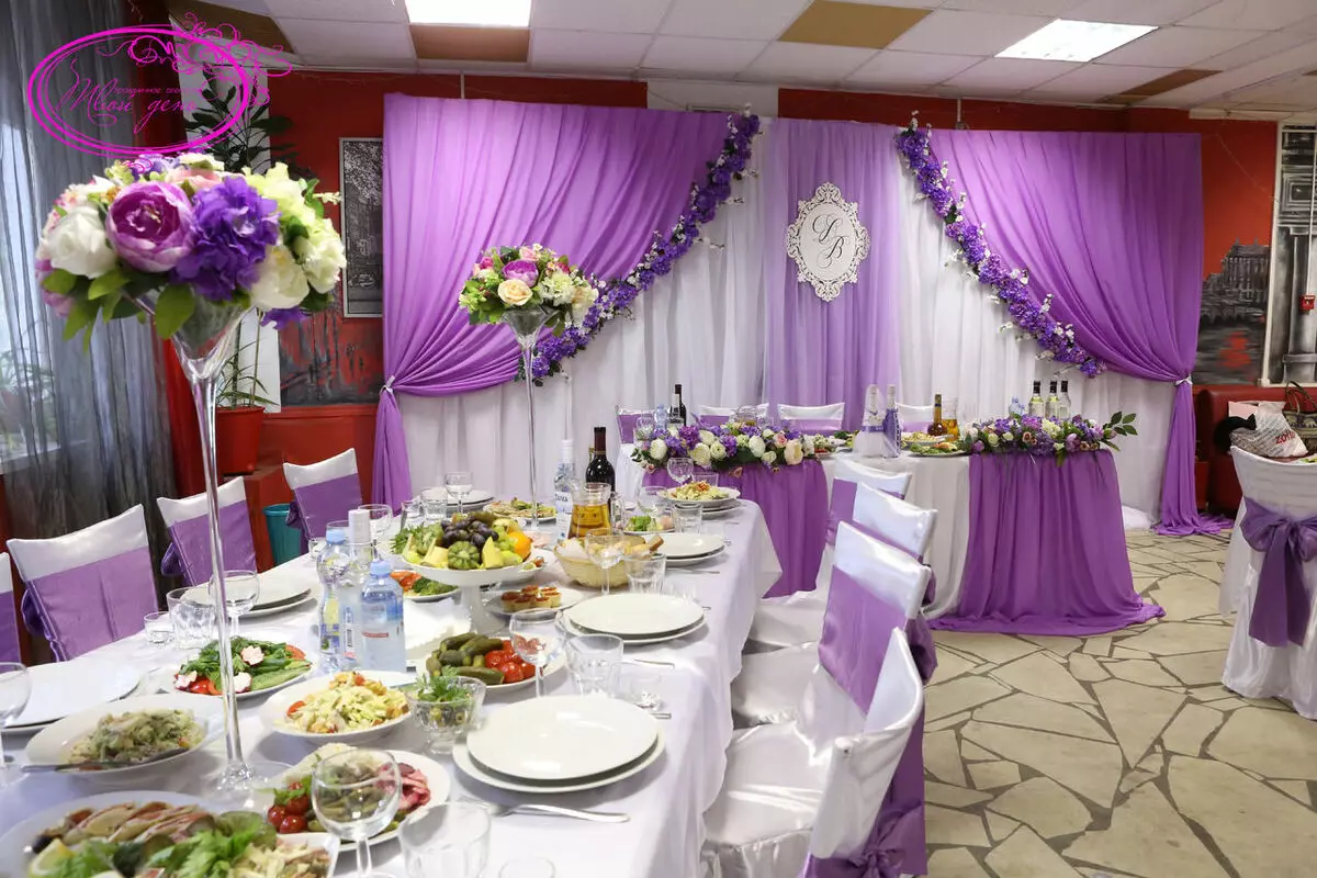 Διακόσμηση της αίθουσας γάμου με λουλούδια (56 φωτογραφίες): Διακόσμηση του δωματίου για ένα γάμο με ζωντανά λουλούδια και χαρτί 7864_17