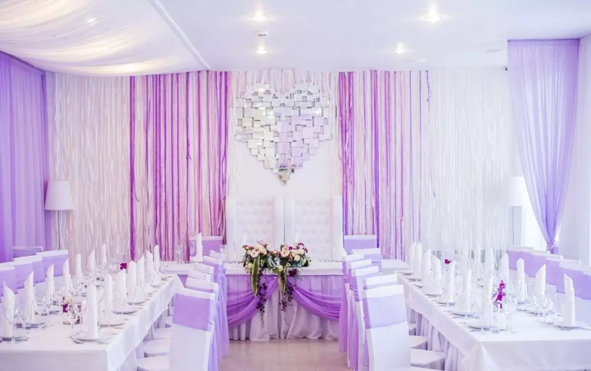 Διακόσμηση της αίθουσας γάμου με λουλούδια (56 φωτογραφίες): Διακόσμηση του δωματίου για ένα γάμο με ζωντανά λουλούδια και χαρτί 7864_19