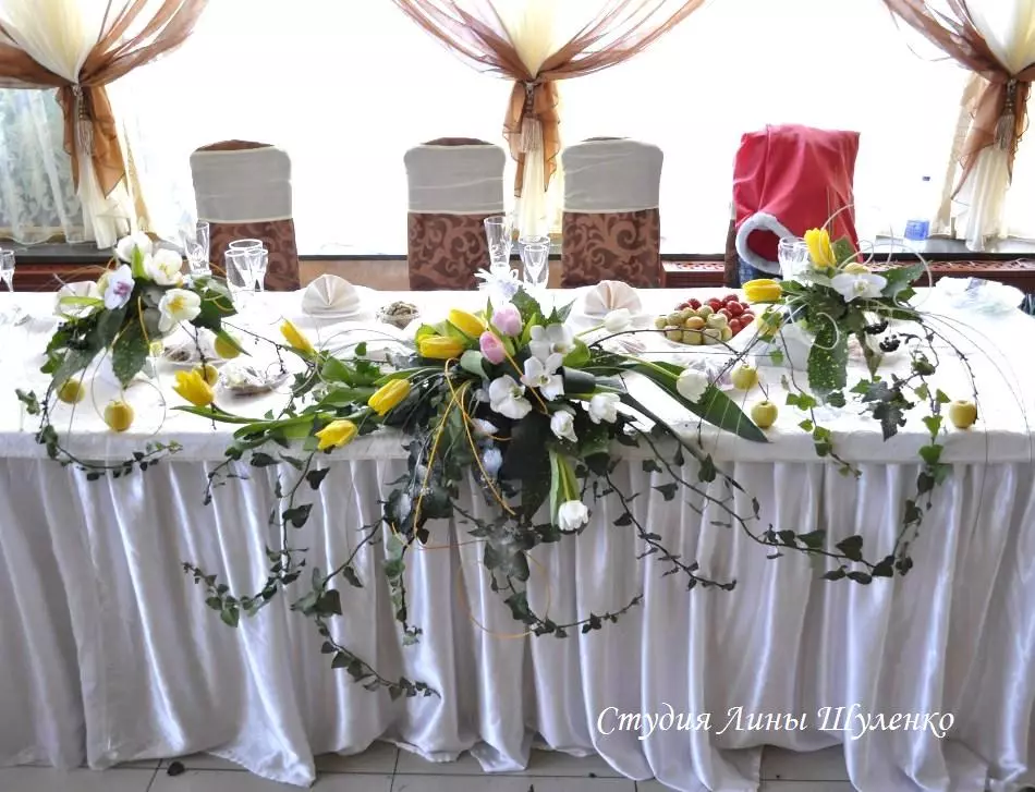 Διακόσμηση της αίθουσας γάμου με λουλούδια (56 φωτογραφίες): Διακόσμηση του δωματίου για ένα γάμο με ζωντανά λουλούδια και χαρτί 7864_22