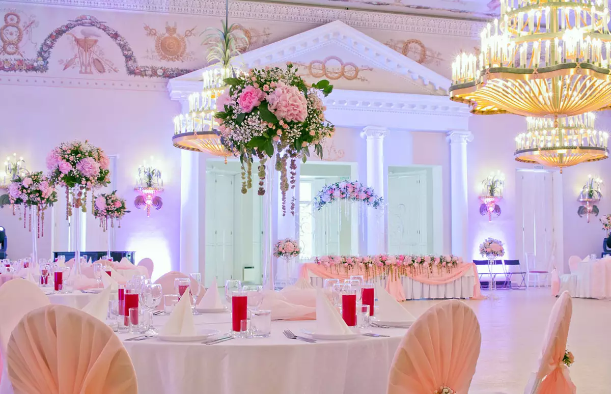 Διακόσμηση της αίθουσας γάμου με λουλούδια (56 φωτογραφίες): Διακόσμηση του δωματίου για ένα γάμο με ζωντανά λουλούδια και χαρτί 7864_24