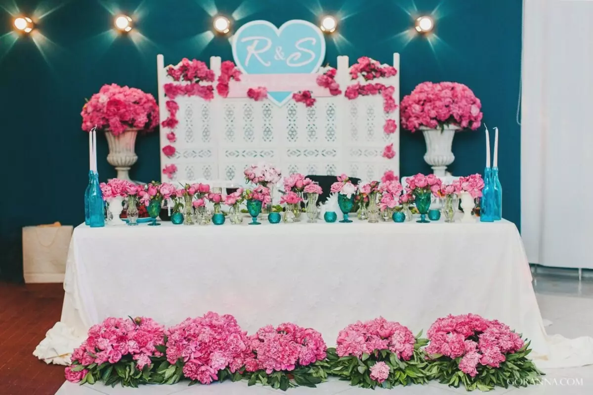 Διακόσμηση της αίθουσας γάμου με λουλούδια (56 φωτογραφίες): Διακόσμηση του δωματίου για ένα γάμο με ζωντανά λουλούδια και χαρτί 7864_27
