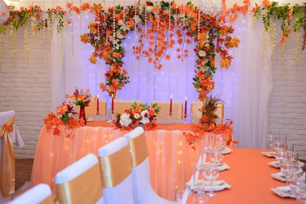 Διακόσμηση της αίθουσας γάμου με λουλούδια (56 φωτογραφίες): Διακόσμηση του δωματίου για ένα γάμο με ζωντανά λουλούδια και χαρτί 7864_28