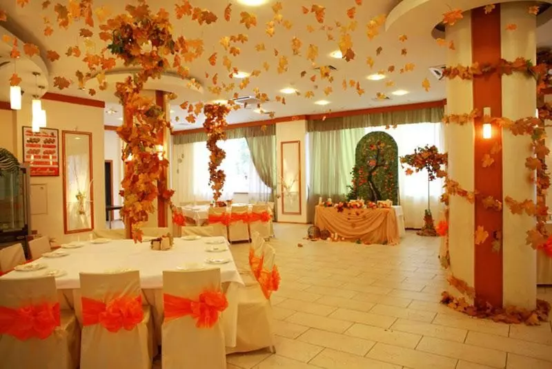 Διακόσμηση της αίθουσας γάμου με λουλούδια (56 φωτογραφίες): Διακόσμηση του δωματίου για ένα γάμο με ζωντανά λουλούδια και χαρτί 7864_30
