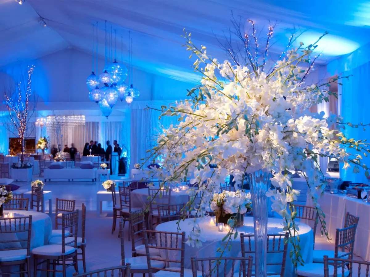 Διακόσμηση της αίθουσας γάμου με λουλούδια (56 φωτογραφίες): Διακόσμηση του δωματίου για ένα γάμο με ζωντανά λουλούδια και χαρτί 7864_33