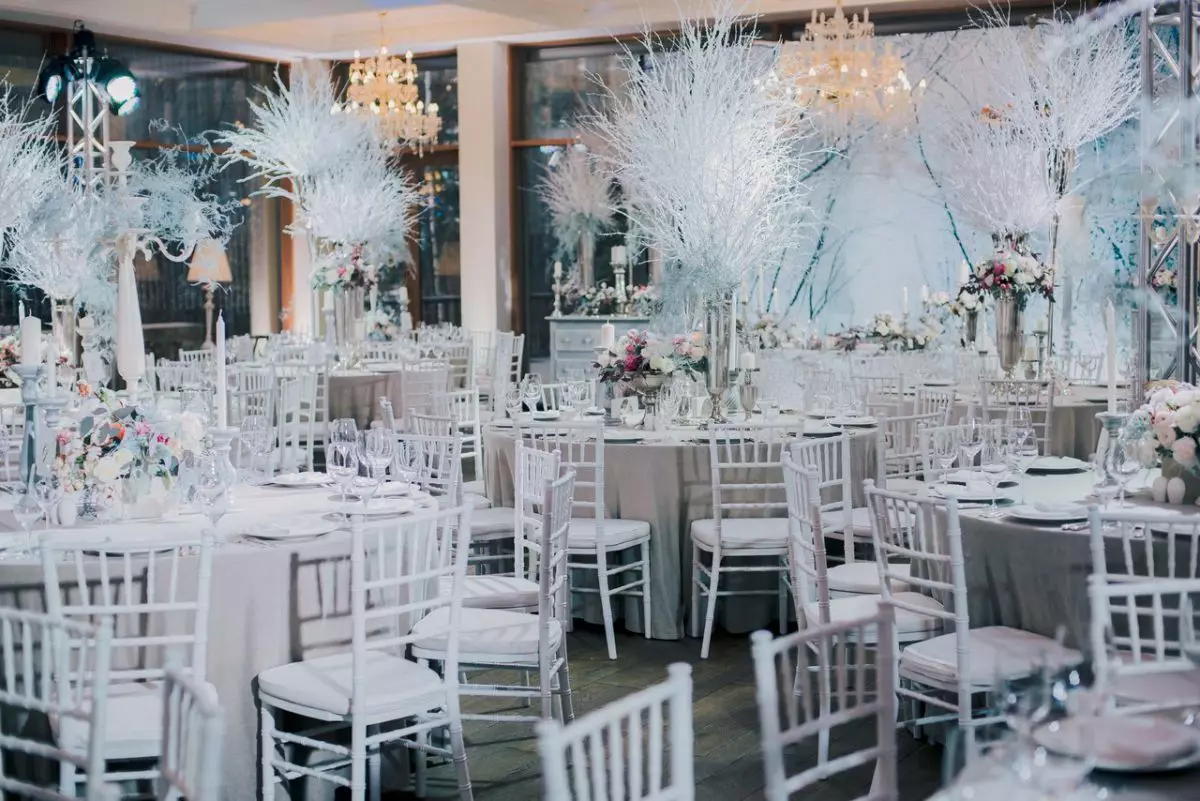 Διακόσμηση της αίθουσας γάμου με λουλούδια (56 φωτογραφίες): Διακόσμηση του δωματίου για ένα γάμο με ζωντανά λουλούδια και χαρτί 7864_35