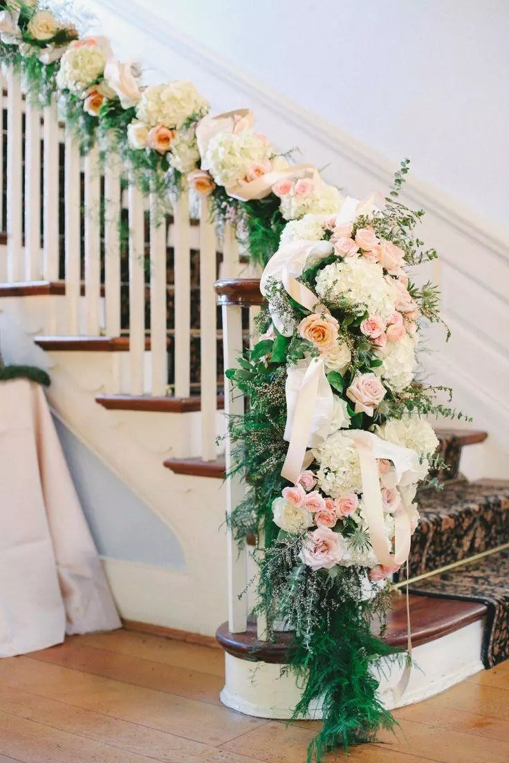 Διακόσμηση της αίθουσας γάμου με λουλούδια (56 φωτογραφίες): Διακόσμηση του δωματίου για ένα γάμο με ζωντανά λουλούδια και χαρτί 7864_38