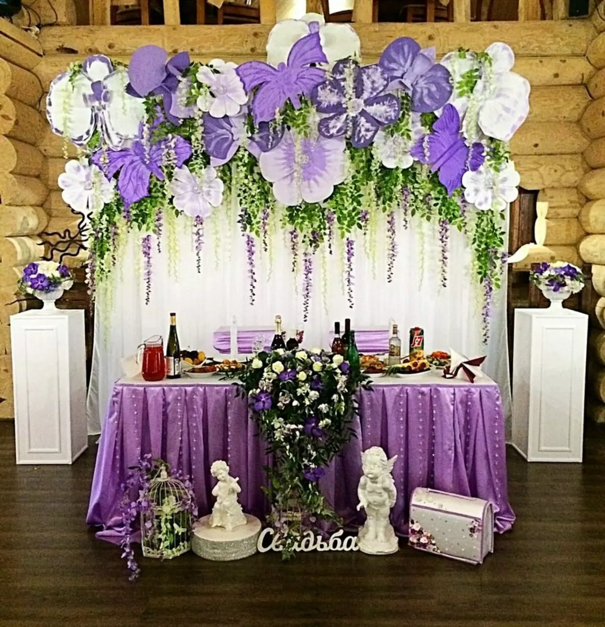 Διακόσμηση της αίθουσας γάμου με λουλούδια (56 φωτογραφίες): Διακόσμηση του δωματίου για ένα γάμο με ζωντανά λουλούδια και χαρτί 7864_45
