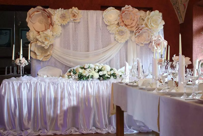Διακόσμηση της αίθουσας γάμου με λουλούδια (56 φωτογραφίες): Διακόσμηση του δωματίου για ένα γάμο με ζωντανά λουλούδια και χαρτί 7864_46