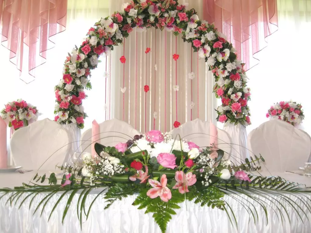 Διακόσμηση της αίθουσας γάμου με λουλούδια (56 φωτογραφίες): Διακόσμηση του δωματίου για ένα γάμο με ζωντανά λουλούδια και χαρτί 7864_48