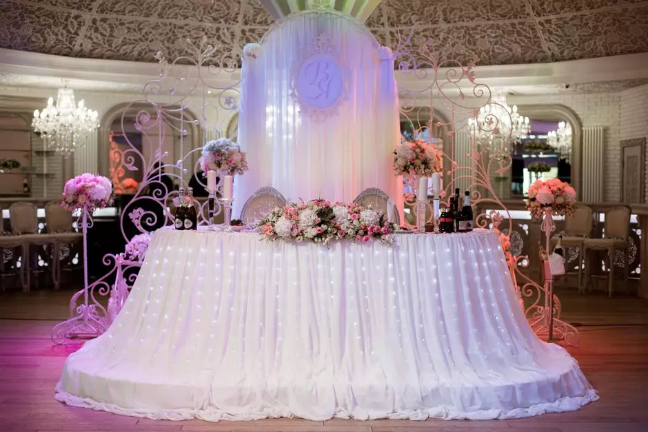 Διακόσμηση της αίθουσας γάμου με λουλούδια (56 φωτογραφίες): Διακόσμηση του δωματίου για ένα γάμο με ζωντανά λουλούδια και χαρτί 7864_56