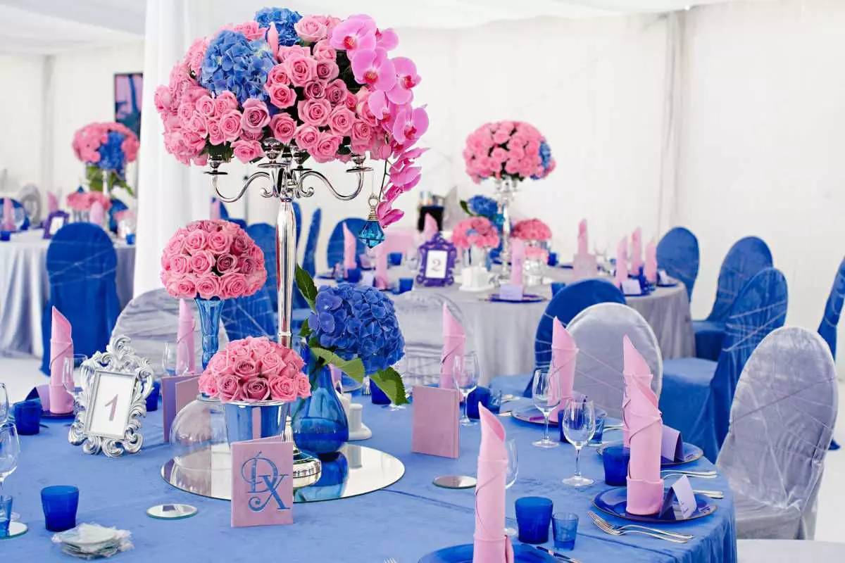 Διακόσμηση της αίθουσας γάμου με λουλούδια (56 φωτογραφίες): Διακόσμηση του δωματίου για ένα γάμο με ζωντανά λουλούδια και χαρτί 7864_6