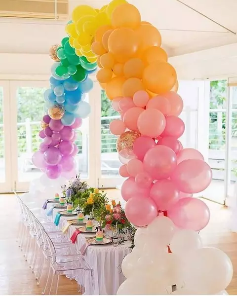 गुब्बारे के साथ शादी के हॉल की सजावट (57 फोटो): अपने हाथों के साथ शादी भोज कमरे की सजावट 7867_12