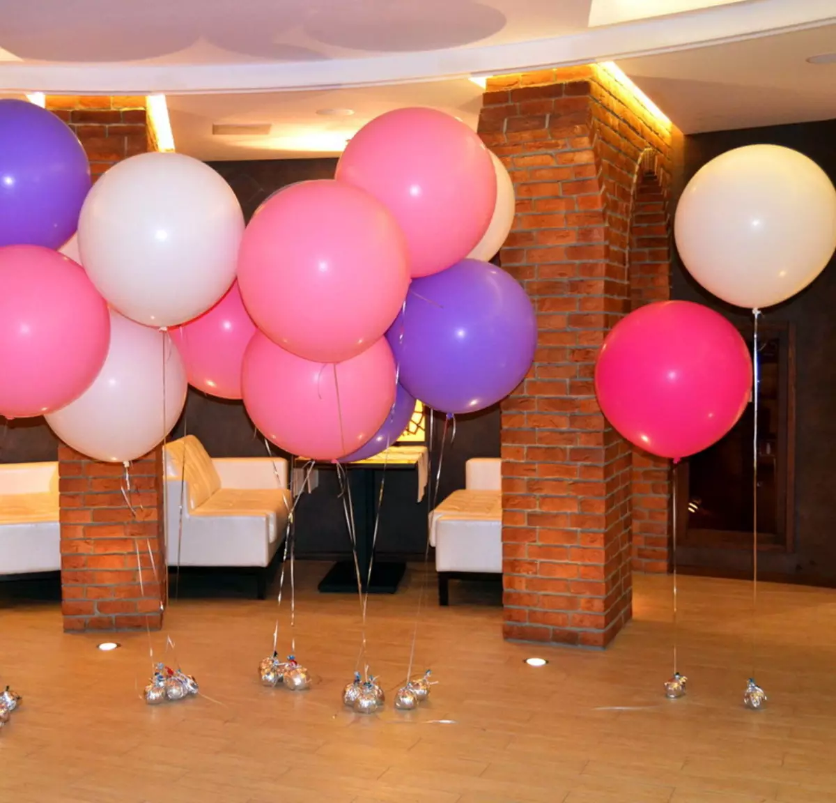 गुब्बारे के साथ शादी के हॉल की सजावट (57 फोटो): अपने हाथों के साथ शादी भोज कमरे की सजावट 7867_22