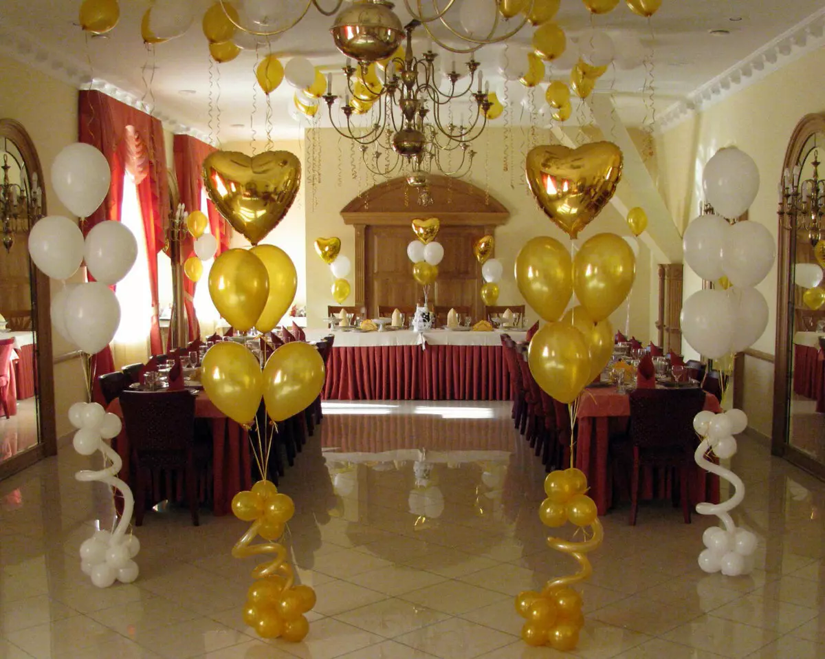 गुब्बारे के साथ शादी के हॉल की सजावट (57 फोटो): अपने हाथों के साथ शादी भोज कमरे की सजावट 7867_27